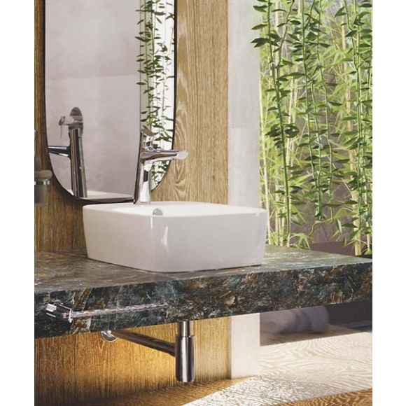 Baño de hogar con tonos arena, iluminación LED y plantas