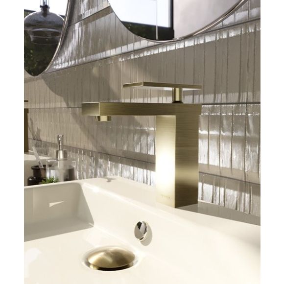 Alta elegancia con accesorios y grifería en acabado dorado cepillado