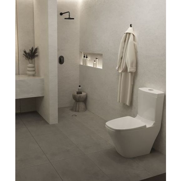 Área de regadera con una coladera redonda de inserto cerámico