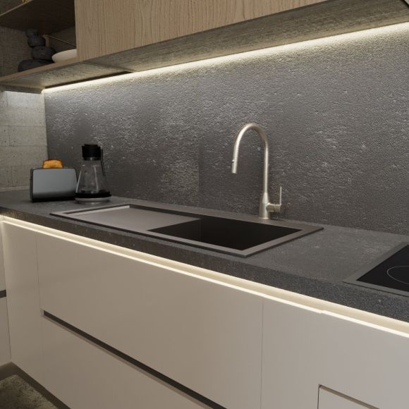 Cocina con pared y acabados grises con llave de fregadero para cocina con sensor lateral