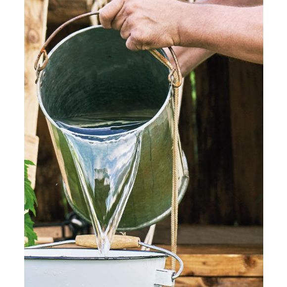 Mide tu huella hídrica en el baño (y aprende a reducirla con estos consejos de Helvex)