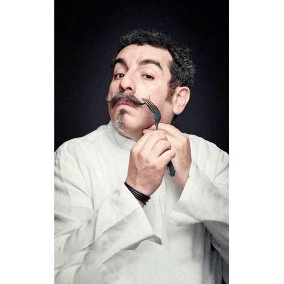 El Chef Aquiles, un cocinero que se sale del molde