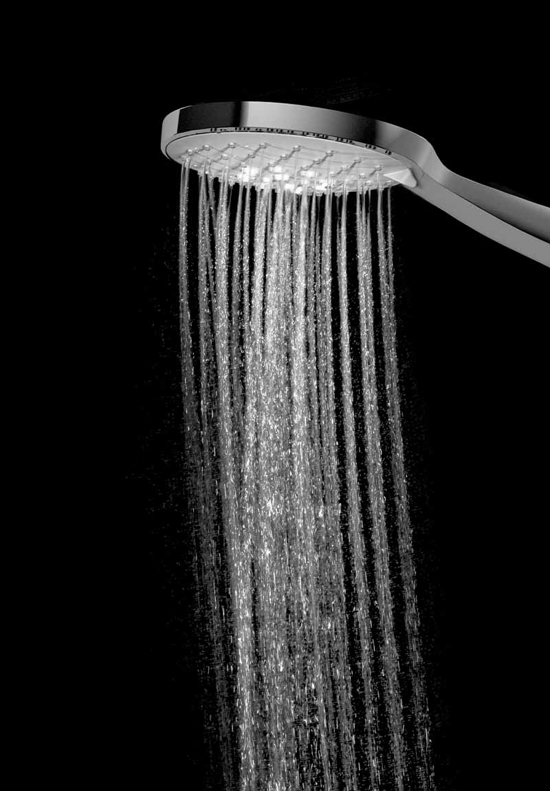 Mujer bañándose con una regadera