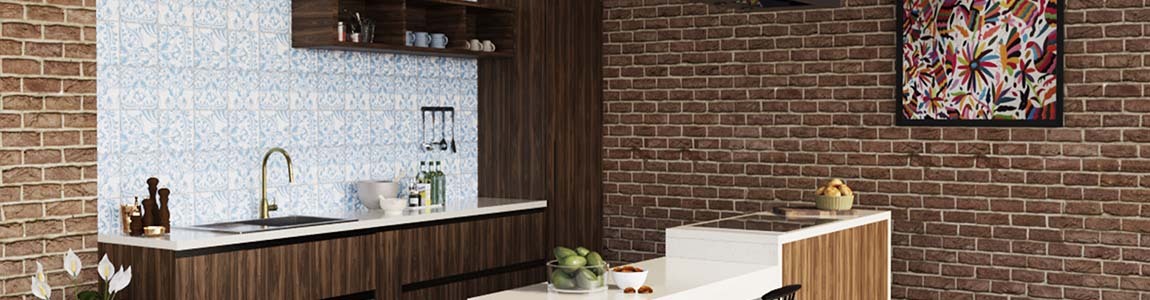 Llave monomando de fregadero dorado modelo E-314 en una cocina que mezcla lo tradicional y lo contemporáneo